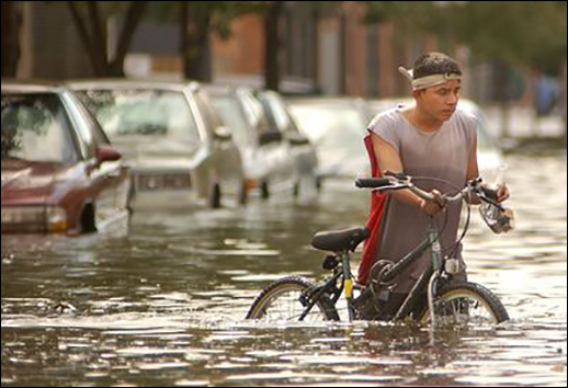 Guy with bike in flood courtesy of Maximillian Franz/The Daily Record